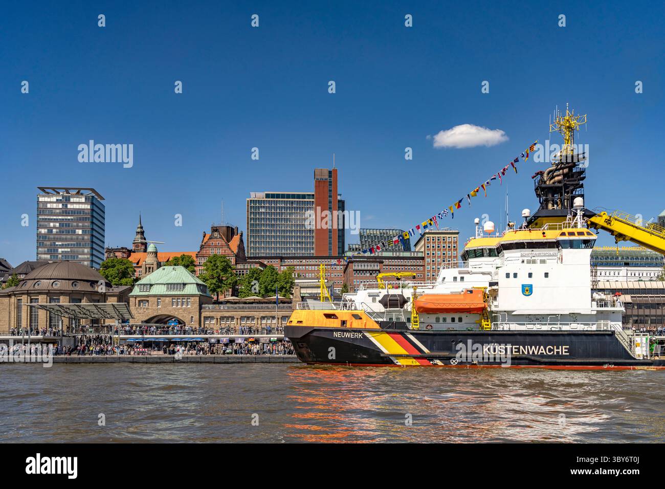 Nave polivalente della Guardia Costiera Neuwerk presso St. Pauli Landungsbrücken durante il Port Anniversary di Amburgo 2025 nella libera città anseatica di Hambu Foto Stock