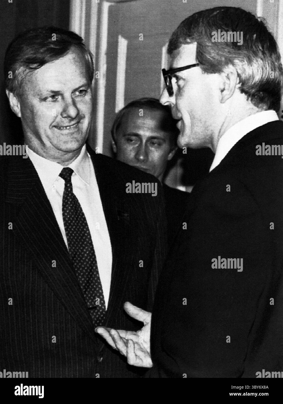 19 settembre 1991, Londra, Inghilterra, Gran Bretagna: Il primo ministro JOHN MAJOR, 48, parla con ANATOLY ALEKSANDROVICH SOBCHAK, 55, sindaco di San Pietroburgo, al 10 di Downing Street. Sullo sfondo c'è VLADIMIR PUTIN, 39 anni, che è consigliere per gli affari internazionali del sindaco di Leningrado Sobchak. (Immagine di credito: © POOL via ZUMA Press Wire) Foto Stock