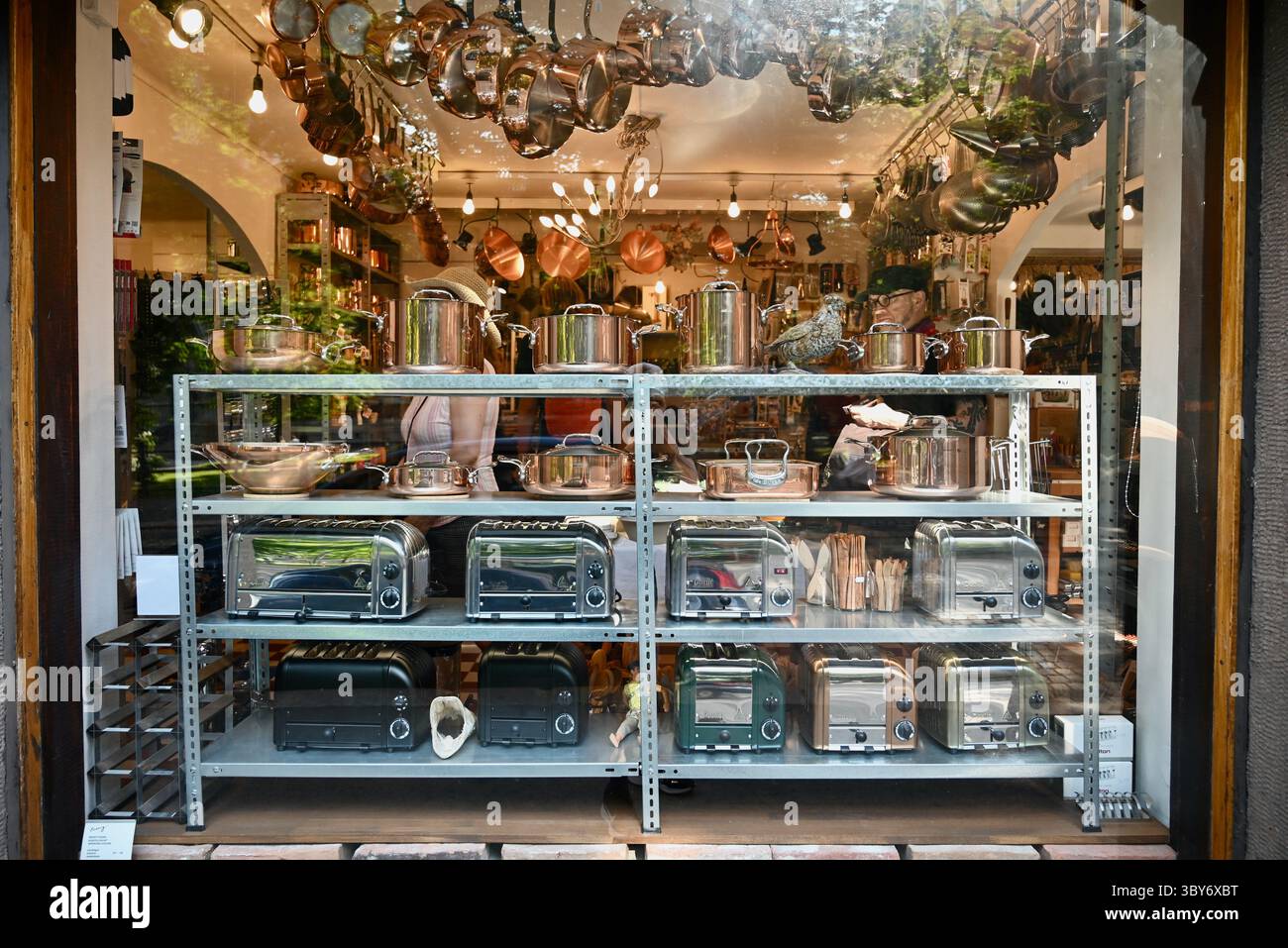 negozio di articoli da cucina helsinki finlandia con vetrina di tostapane duali Foto Stock