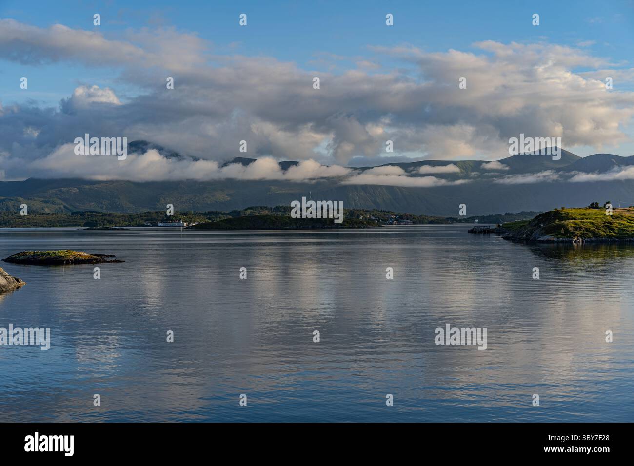 Splendida vista sull'oceano durante la notte estiva nella costa norvegese Foto Stock