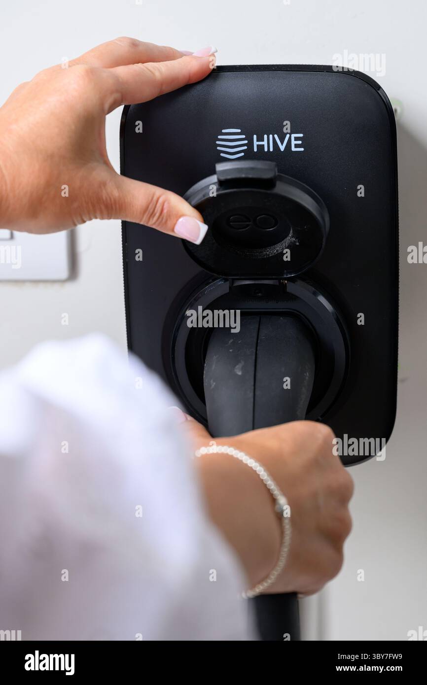 Prodotti per l'energia domestica intelligente Hive - Ricarica per veicoli elettrici, pompa di calore ad aria, accumulo di energia domestico e app di monitoraggio energetico, Regno Unito Foto Stock