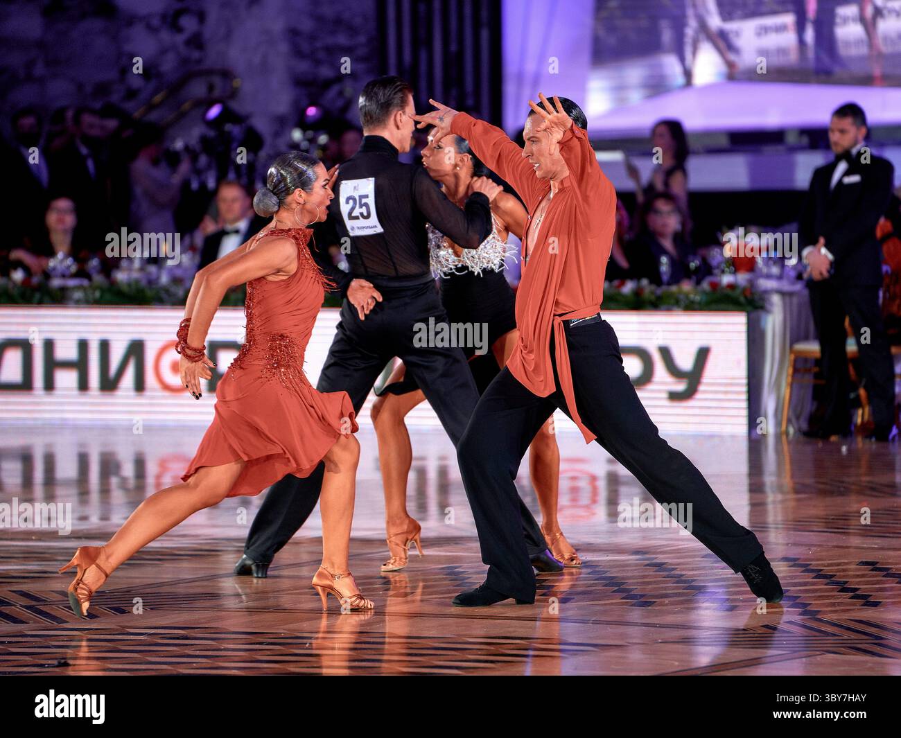 22 gennaio 2022, Mosca, Russia: Joel Gomez e Kristina Bespechnova si sono esibiti durante il programma semi-professionale alla 25esima Coppa del mondo di danza latino-americana..la 25esima Coppa del mondo di danza latino-americana si è tenuta a Mosca nonostante la minaccia di una pandemia. Le migliori coppie di sport e danza si sono finalmente esibite al Palazzo di Stato del Cremlino. (Immagine di credito: © Mihail Siergiejevicz/immagini SOPA tramite ZUMA Press Wire) Foto Stock