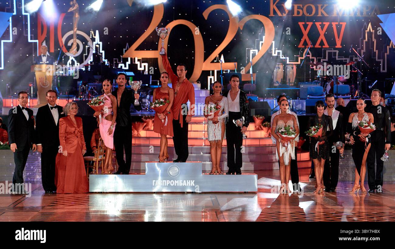 22 gennaio 2022, Mosca, Russia: Premiazione di ballerini nel programma semi-professionale alla 25esima Coppa del mondo di danza latino-americana..la 25esima Coppa del mondo di danza latino-americana si è tenuta a Mosca nonostante la minaccia di una pandemia. Le migliori coppie di sport e danza si sono finalmente esibite al Palazzo di Stato del Cremlino. (Immagine di credito: © Mihail Siergiejevicz/immagini SOPA tramite ZUMA Press Wire) Foto Stock