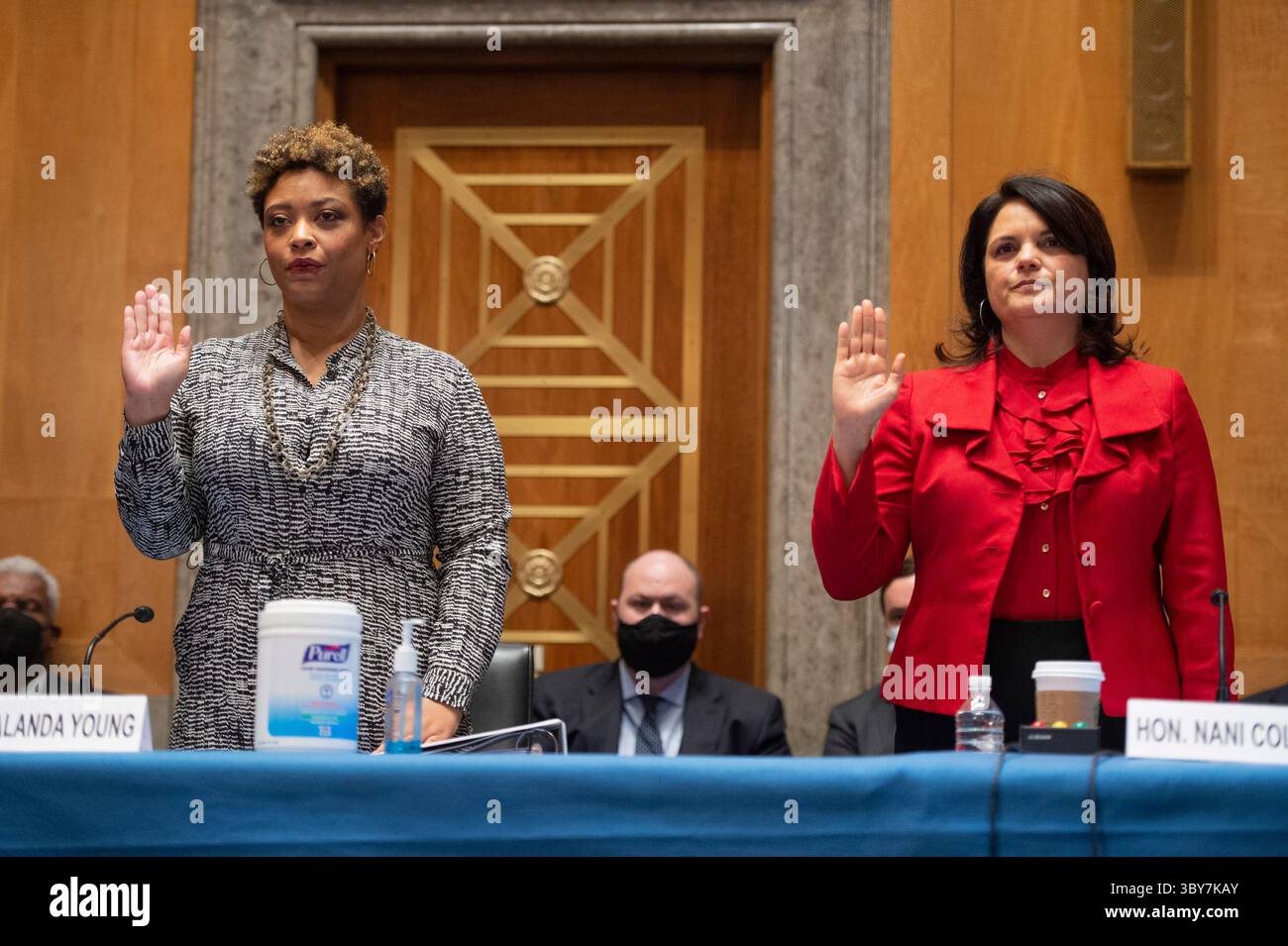1° febbraio 2022, Washington, District of Columbia, USA: Shalanda D. Young, della Louisiana, e Nani Coloretti, della California, giurano di testimoniare durante un'audizione del Comitato per la sicurezza interna e gli affari governativi del Senato che nomina Young come Direttore e Coloretti come Vice Direttore dell'Ufficio di gestione e budget presso il Campidoglio degli Stati Uniti a Washington, DC martedì 1° febbraio 2022 (immagine di credito: © Bonnie Cash - Pool via CNP/CNP/CNP via ZUMA Press Wire) Foto Stock