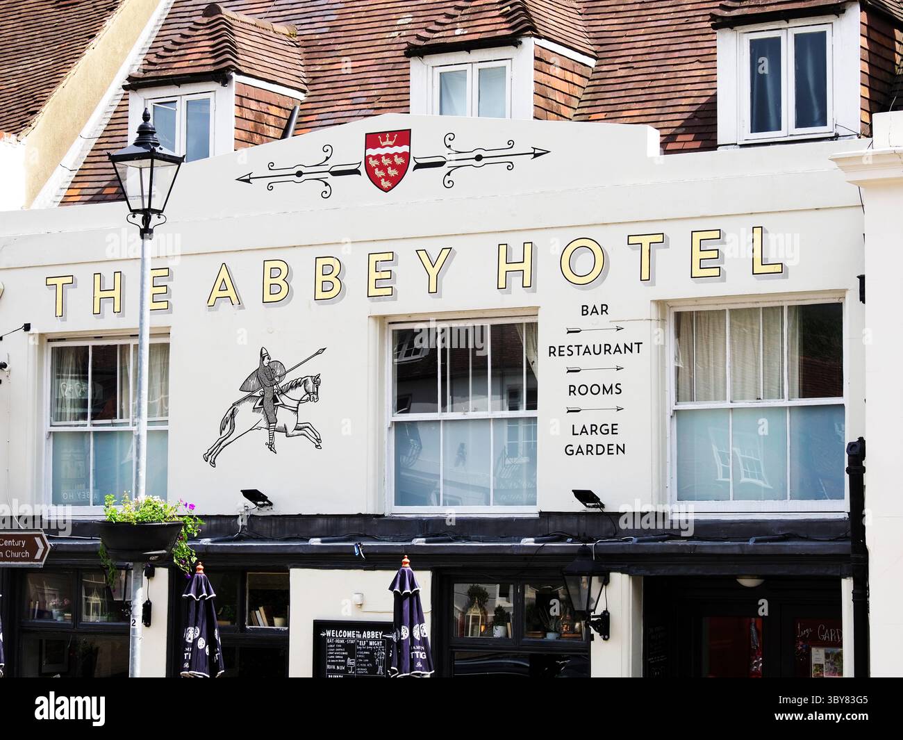 L'Abbey Hotel si trova di fronte alla Battle Abbey Gatehouse sulla High Street a Battle East Sussex, Inghilterra Foto Stock
