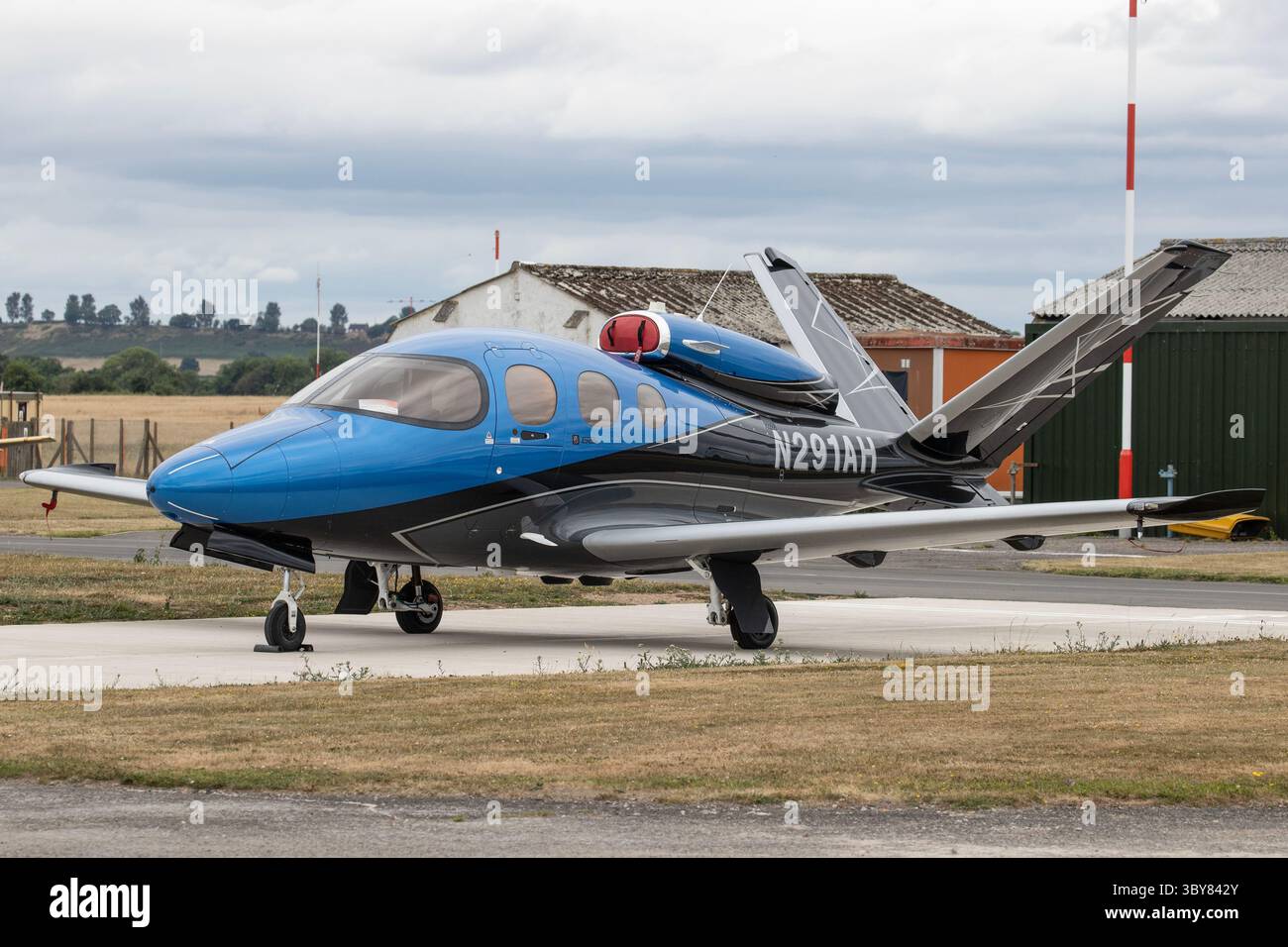 Un jet Cirrus SF50 Vision, un piccolo business jet privato, all'aeroporto Halfpenny Green di Wolverhampton. Foto Stock