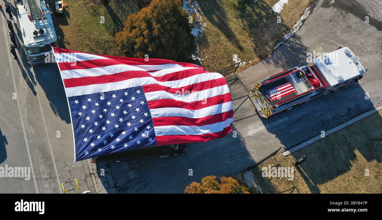 2 febbraio 2022, Timonium, MD, Stati Uniti: 2 febbraio, 2022: i vigili del fuoco trasportano i cofanetti dei vigili del fuoco caduti, il tenente Paul Butrim, i vigili del fuoco/Medic Kenny Lacayo e il tenente Kelsey Sadler, ai Dulaney Valley Memorial Gardens a Timonium, Maryland, per il loro periodo di sepoltura. I vigili del fuoco sono stati uccisi la settimana scorsa, quando il rowhome in cui stavano combattendo un incendio è crollato, uccidendoli. Scott serio/ESW/CSM(immagine di credito: &Copy; Scott serio/CSM tramite cavo ZUMA) Foto Stock