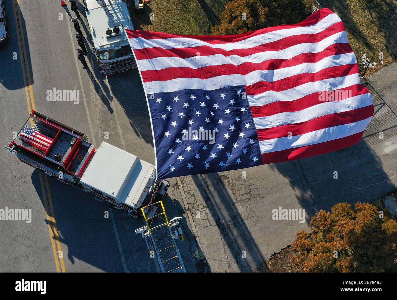 2 febbraio 2022, Timonium, MD, Stati Uniti: 2 febbraio, 2022: i vigili del fuoco trasportano i cofanetti dei vigili del fuoco caduti, il tenente Paul Butrim, i vigili del fuoco/Medic Kenny Lacayo e il tenente Kelsey Sadler, ai Dulaney Valley Memorial Gardens a Timonium, Maryland, per il loro periodo di sepoltura. I vigili del fuoco sono stati uccisi la settimana scorsa, quando il rowhome in cui stavano combattendo un incendio è crollato, uccidendoli. Scott serio/ESW/CSM(immagine di credito: &Copy; Scott serio/CSM tramite cavo ZUMA) Foto Stock