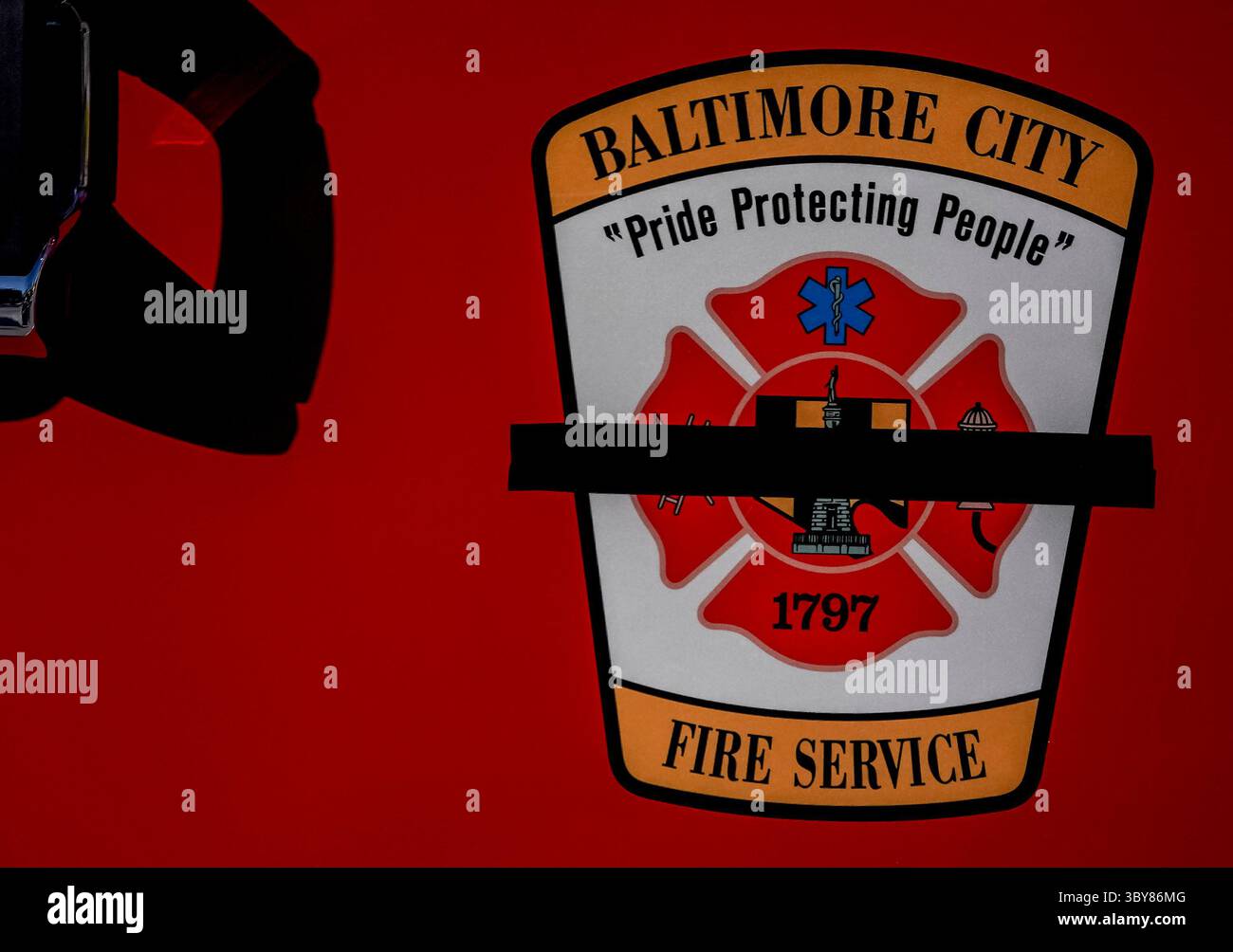 2 febbraio 2022, Timonium, MD, Stati Uniti: 2 febbraio, 2022: i vigili del fuoco trasportano i cofanetti dei vigili del fuoco caduti, il tenente Paul Butrim, i vigili del fuoco/Medic Kenny Lacayo e il tenente Kelsey Sadler, ai Dulaney Valley Memorial Gardens a Timonium, Maryland, per il loro periodo di sepoltura. I vigili del fuoco sono stati uccisi la settimana scorsa, quando il rowhome in cui stavano combattendo un incendio è crollato, uccidendoli. Scott serio/ESW/CSM(immagine di credito: &Copy; Scott serio/CSM tramite cavo ZUMA) Foto Stock