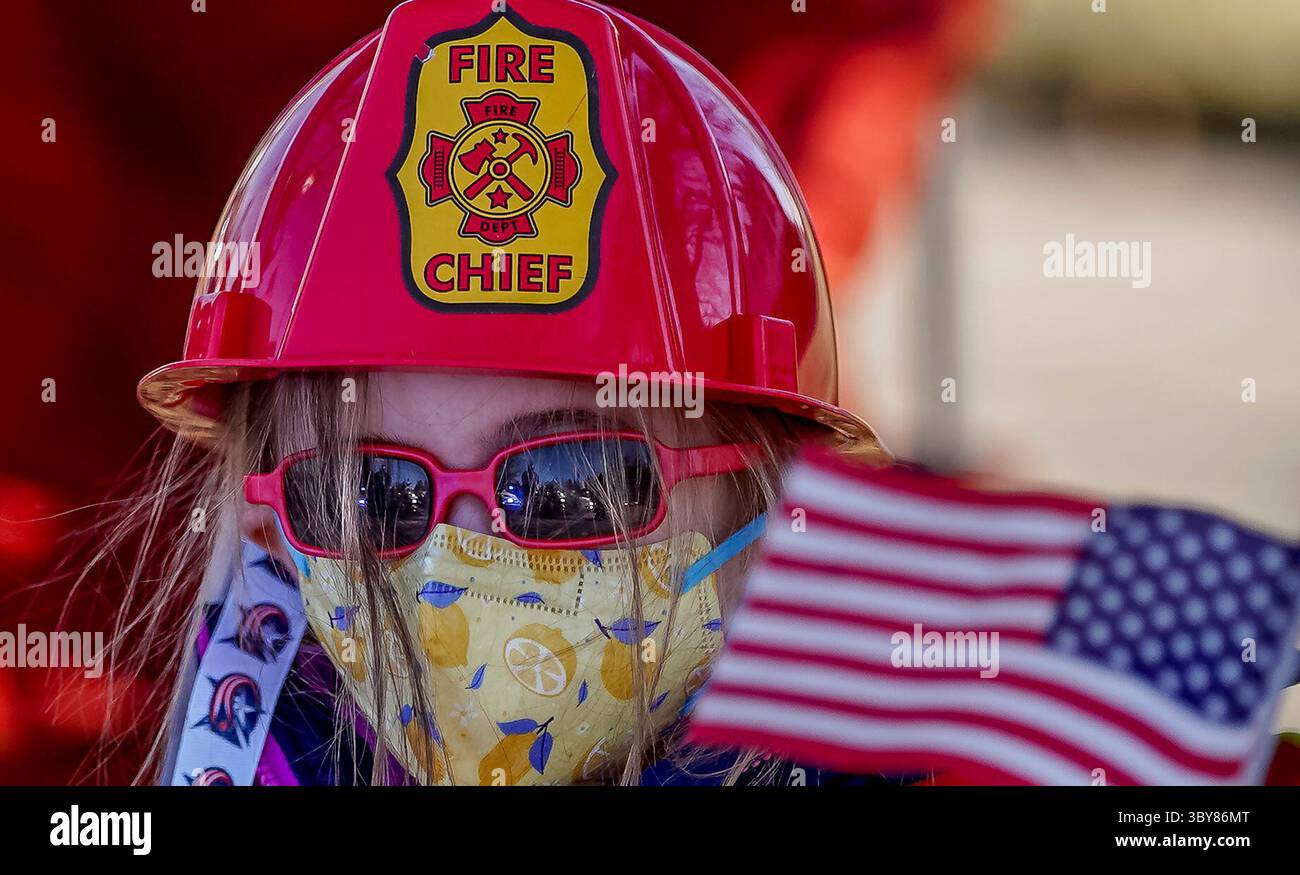 2 febbraio 2022, Timonium, MD, Stati Uniti: 2 febbraio, 2022: i residenti escono come dimostrazione di sostegno mentre gli apparati dei vigili del fuoco trasportano le casse dei vigili del fuoco caduti, il tenente Paul Butrim, il vigili del fuoco/medico Kenny Lacayo e il tenente Kelsey Sadler, ai Dulaney Valley Memorial Gardens a Timonium, Maryland, per la loro sepoltura. I vigili del fuoco sono stati uccisi la settimana scorsa, quando il rowhome in cui stavano combattendo un incendio è crollato, uccidendoli. Scott serio/ESW/CSM(immagine di credito: &Copy; Scott serio/CSM tramite cavo ZUMA) Foto Stock