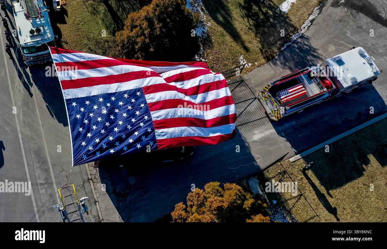2 febbraio 2022, Timonium, MD, Stati Uniti: 2 febbraio, 2022: i vigili del fuoco trasportano i cofanetti dei vigili del fuoco caduti, il tenente Paul Butrim, i vigili del fuoco/Medic Kenny Lacayo e il tenente Kelsey Sadler, ai Dulaney Valley Memorial Gardens a Timonium, Maryland, per il loro periodo di sepoltura. I vigili del fuoco sono stati uccisi la settimana scorsa, quando il rowhome in cui stavano combattendo un incendio è crollato, uccidendoli. Scott serio/ESW/CSM(immagine di credito: &Copy; Scott serio/CSM tramite cavo ZUMA) Foto Stock