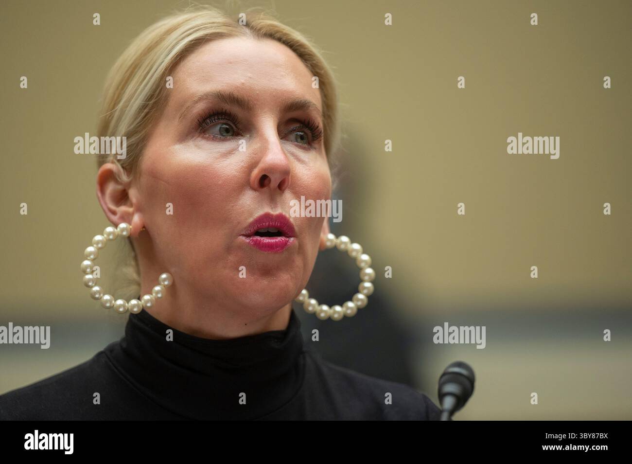 3 febbraio 2022, Washington, Distretto di Columbia, USA: Tiffani Johnston, ex coordinatore marketing ed eventi, responsabile marketing e cheerleader per la squadra di calcio Washington di NFLâ, testimonia davanti al Comitato di supervisione della camera durante una tavola rotonda â œExamining The Washington Football Teamâ€™S Toxic Workplace Cultureâ€ sul Capitol Hill a Washington, DC, il 3 febbraio 2022 (immagine di credito: © Jim Watson - Pool via CNP/CNP via ZUMA Press Wire) Foto Stock
