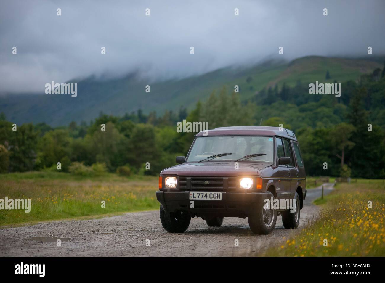 Una Land Rover Discovery 1 200TDI nel Lake District, Regno Unito, in una giornata umida e nebbiosa. Foto Stock