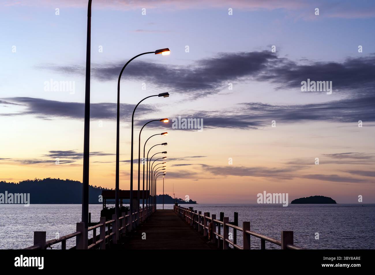 Tramonto presso il molo Kota Kinabalu Sabah Malesia Foto Stock
