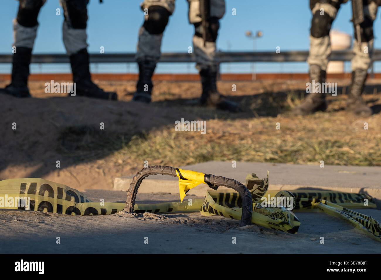 I soldati monitorano il confine vicino a Ciudad Juarez tra le crescenti preoccupazioni migratorie. Foto Stock