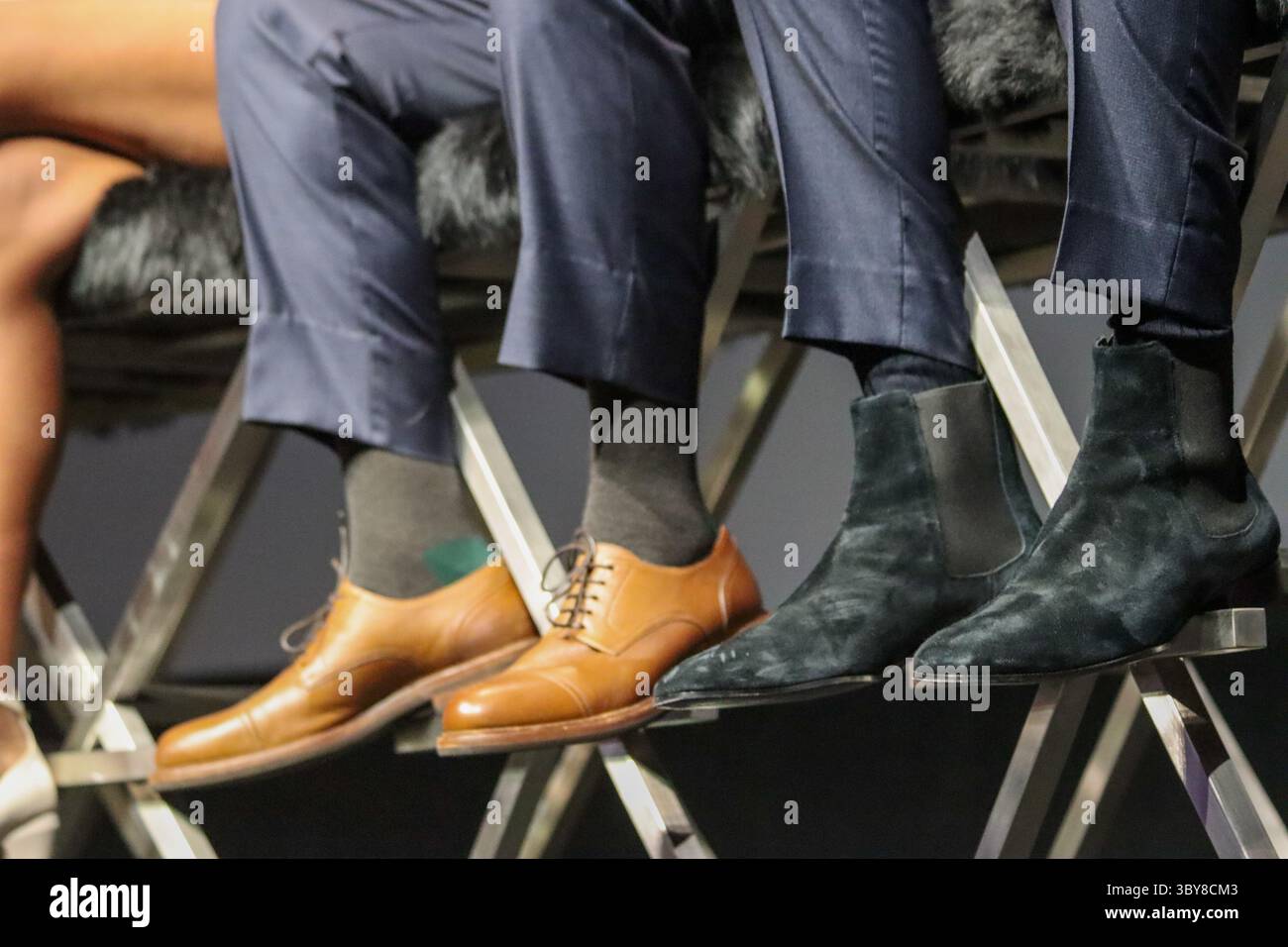 5 marzo 2022, Santa Barbara, CA, USA: Scarpe di due di Ciaran Hinds e Simon Rex, due dei Virtuoso Awards maschili, tra gli 8 attori, al 37° Santa Barbara International Film Festival all'Arlington Theater il 5 marzo 2022. Il premio viene assegnato agli artisti che mostrano grandi promesse e per aver raggiunto performance rivoluzionarie. Scarpe da sinistra a destra: (Immagine di credito: © Amy Katz/ZUMA Press Wire) Foto Stock