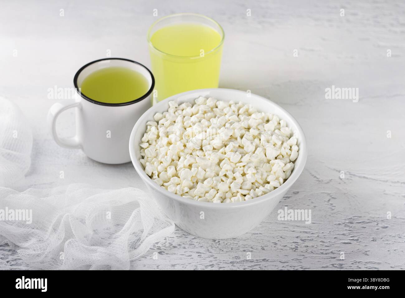Cibo, formaggio fresco fatto in casa e siero di latte su sfondo azzurro Foto Stock