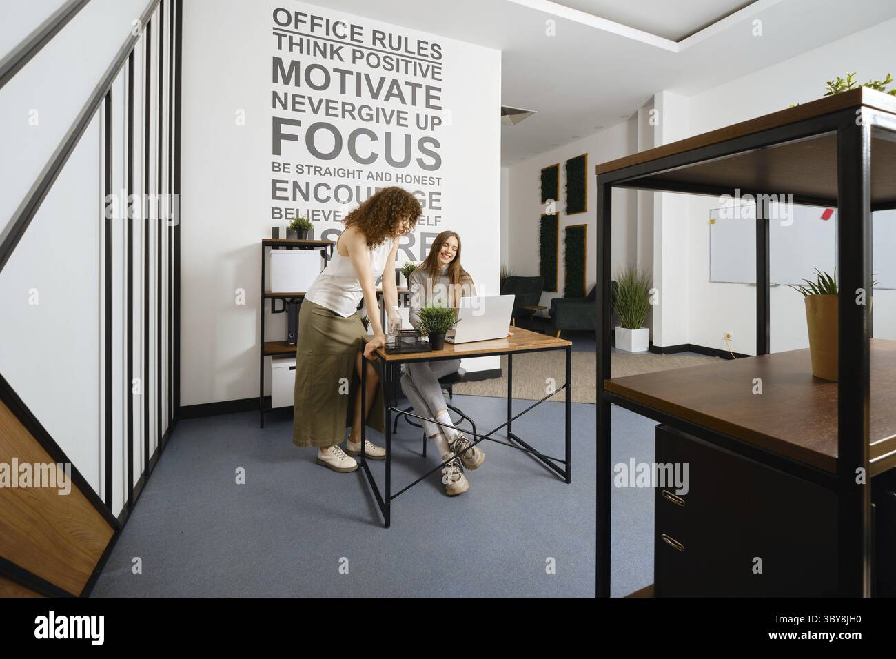 Due giovani donne si rallegrano del successo del lancio del loro progetto di programma sanitario Foto Stock