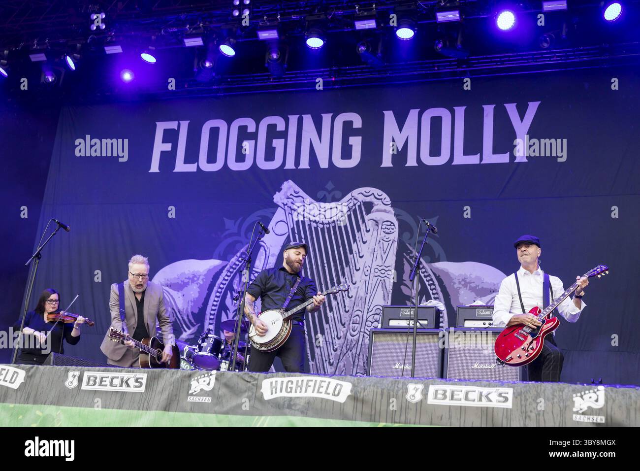 Bridget Regan (violinista), Dave King (cantante), Robert Schmidt (banjo) e Dennis Casey (chitarrista) dei Flogging Molly agli Highfield FES Foto Stock Bridget Regan (violinista), Dave King (cantante), Robert Schmidt (banjo) e Dennis Casey (chitarrista) dei Flogging Molly agli Highfield FES Foto Stock
