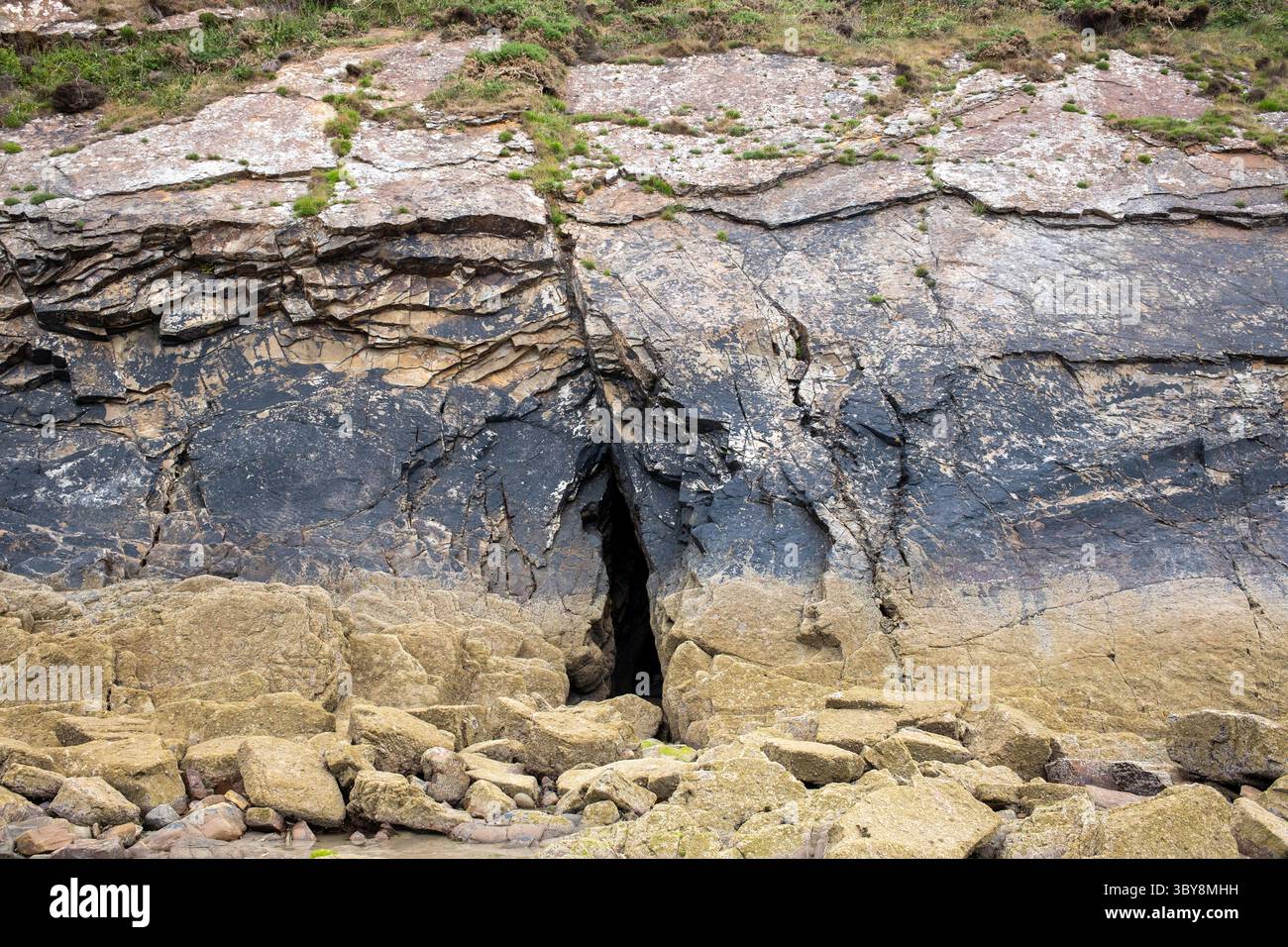Rock Pools and Caves at Settlands Little Haven nel Pembrokeshire Galles occidentale Regno Unito Foto Stock