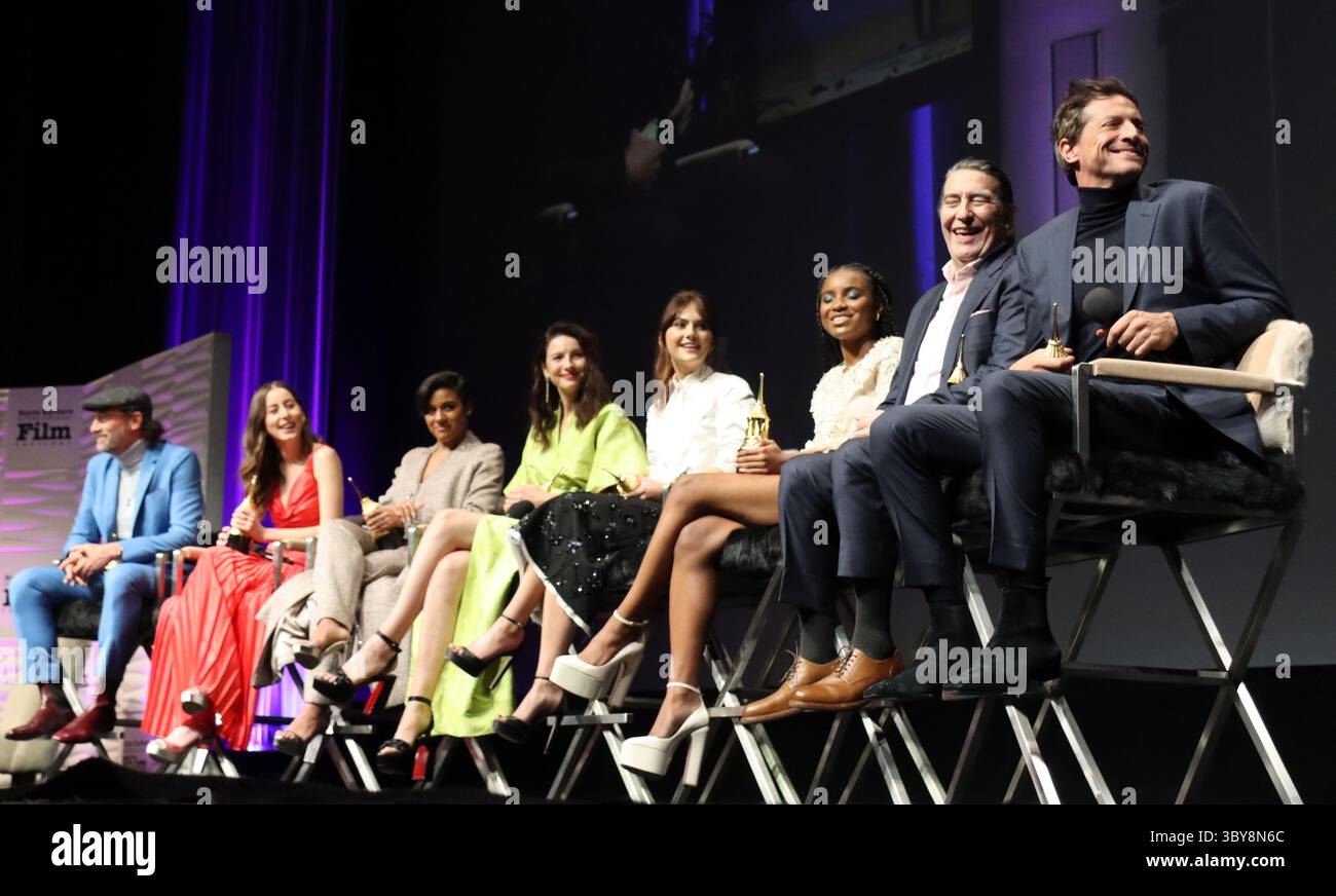 5 marzo 2022, Santa Barbara, CA, USA: Virtuoso Awards honorees, al 37° Santa Barbara International Film Festival presso l'Arlington Theater il 5 marzo 2022. Il premio viene assegnato agli artisti che mostrano grandi promesse e per aver raggiunto performance rivoluzionarie. Da sinistra a destra: Troy Kotsur, Alana Haim (Pizza liquirizia), Ariana DeBose (West Side Story), Caitriiona Balfe (Belfast), Emilia Jones (coda) e Saniyaa Sidney (Re Richard), Ciaran Hinds (Belfast) e Simon Rex (immagine di credito: © Amy Katz/ZUMA Press Wire) Foto Stock