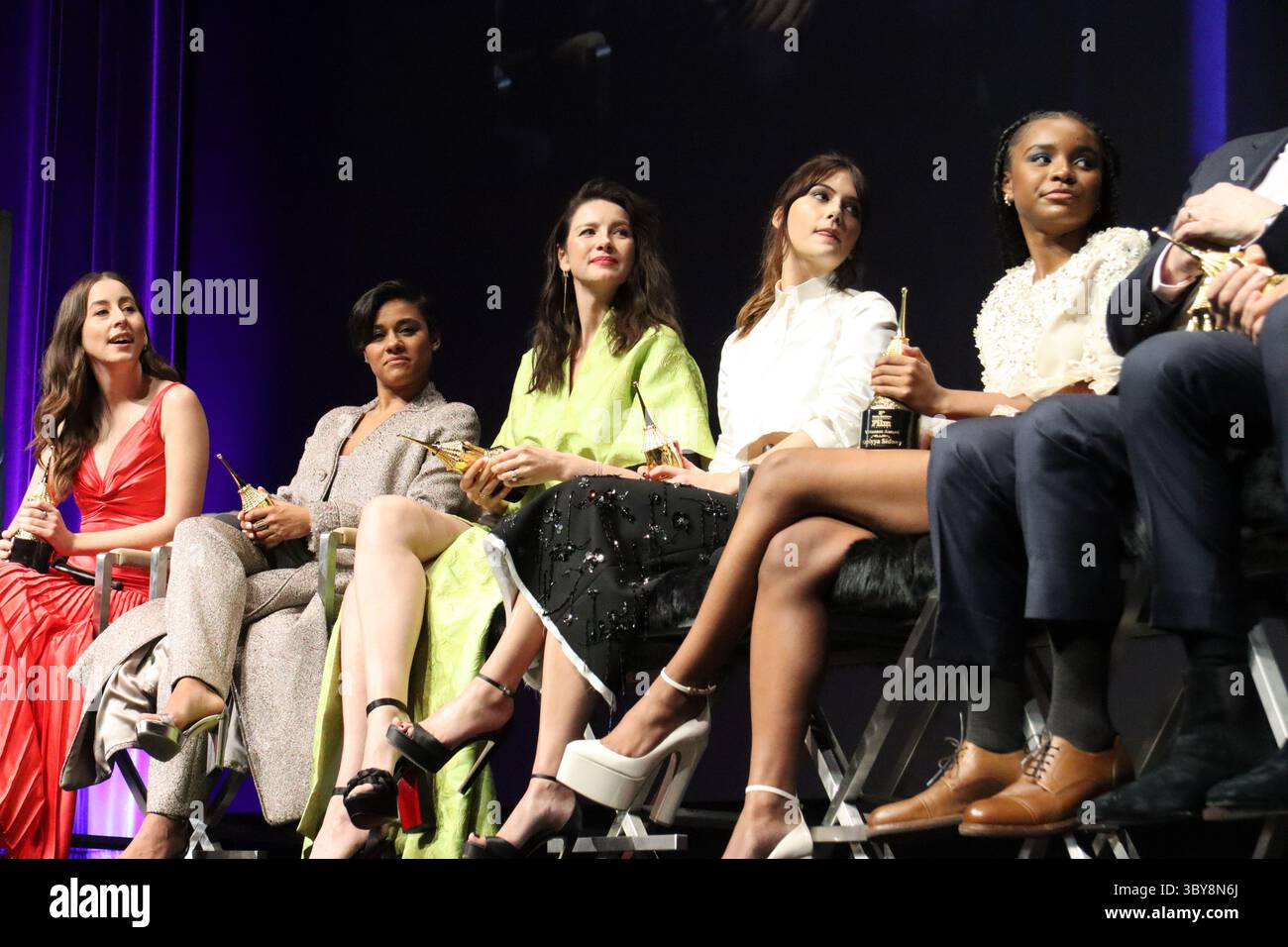 5 marzo 2022, Santa Barbara, CA, USA: Virtuoso Awards honorees, al 37° Santa Barbara International Film Festival presso l'Arlington Theater il 5 marzo 2022. Il premio viene assegnato agli artisti che mostrano grandi promesse e per aver raggiunto performance rivoluzionarie. Da sinistra a destra: Troy Kotsur, Alana Haim (Pizza liquirizia), Ariana DeBose (West Side Story), Caitriiona Balfe (Belfast), Emilia Jones (coda) e Saniyaa Sidney (Re Richard), Ciaran Hinds (Belfast) e Simon Rex (immagine di credito: © Amy Katz/ZUMA Press Wire) Foto Stock