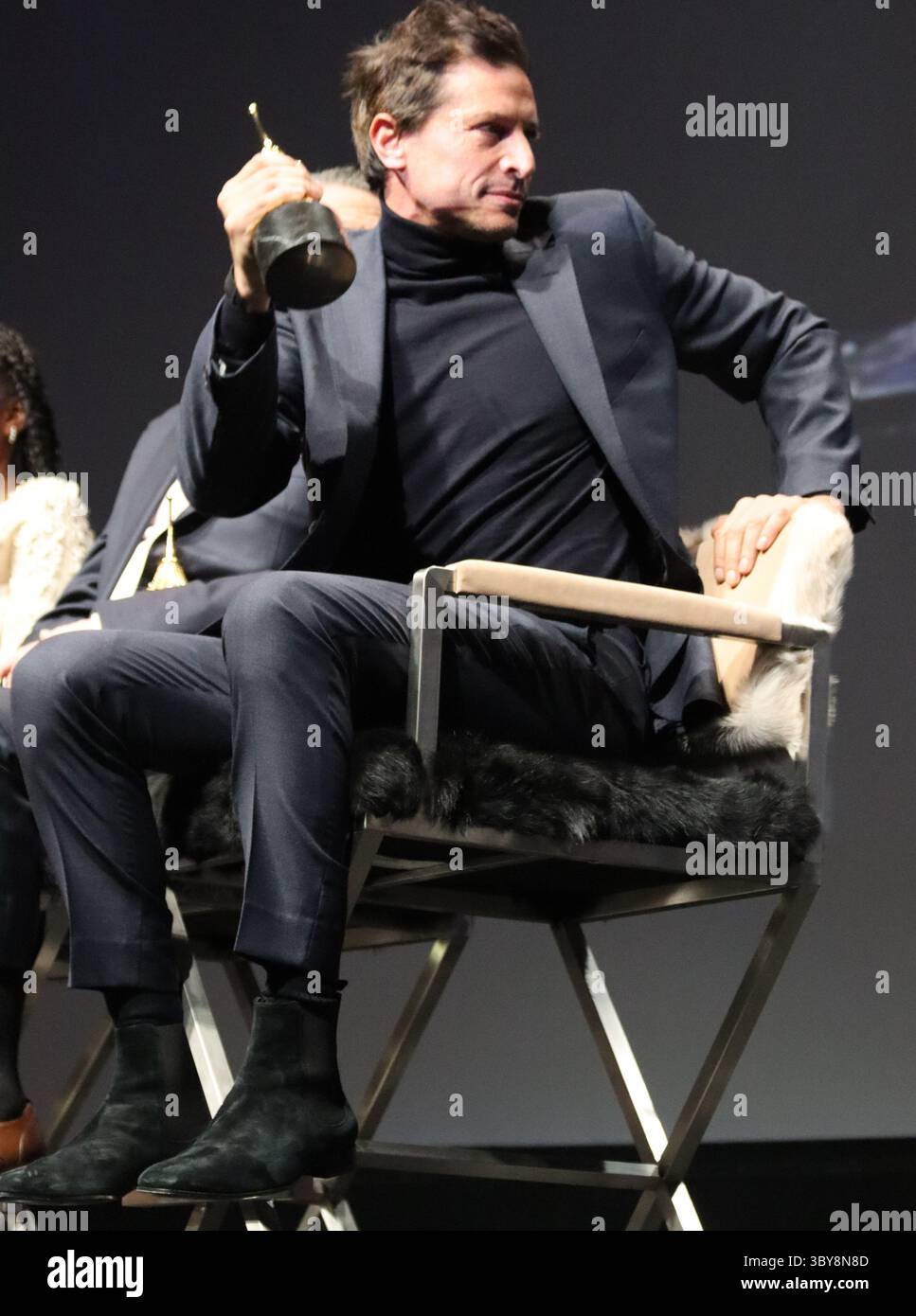 5 marzo 2022, Santa Barbara, CA, USA: Simon Rex detiene il suo Virtuoso Award al 37° Santa Barbara International Film Festival, tenutosi all'Arlington Theater il 5 marzo 2022. Il premio viene assegnato ad attori che mostrano grandi promesse e per aver raggiunto performance rivoluzionarie. (Immagine di credito: © Amy Katz/ZUMA Press Wire) Foto Stock