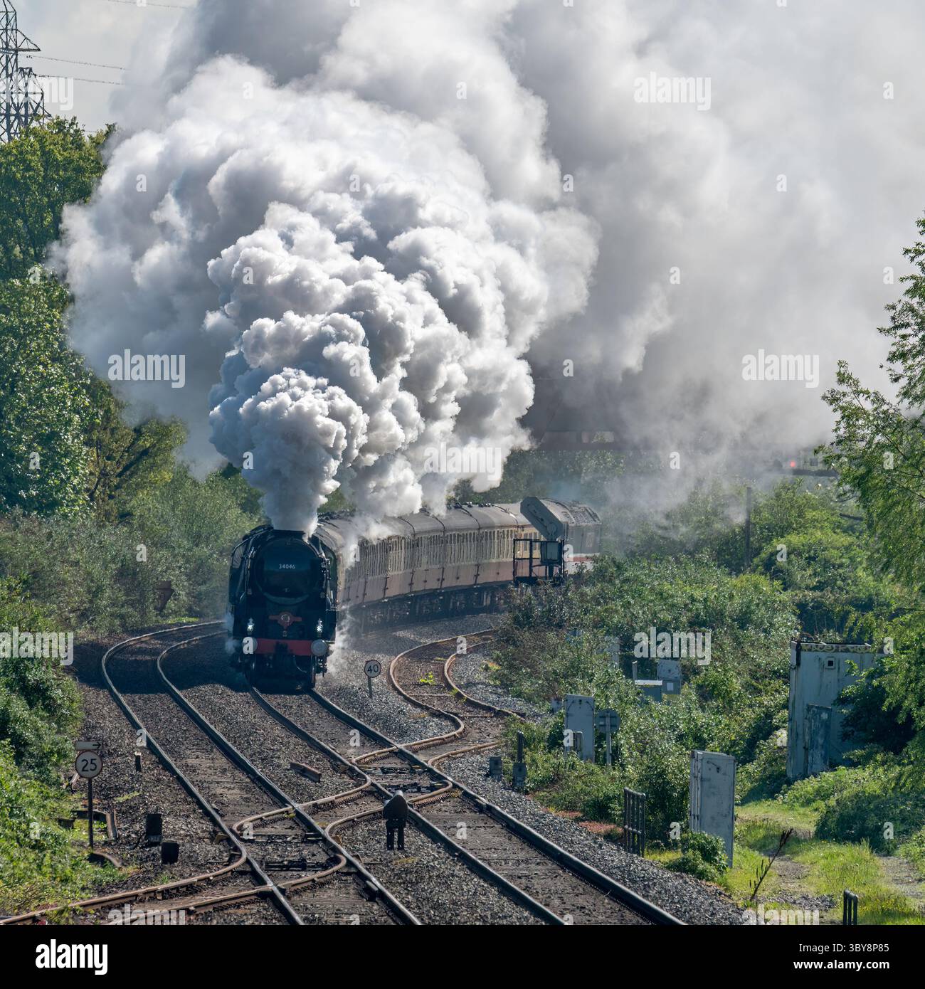 La West Country Class 34046 Braunton tirò l'English Riviera Express lungo la linea principale oltre Norton Fitzwarren nel maggio 2024 Foto Stock