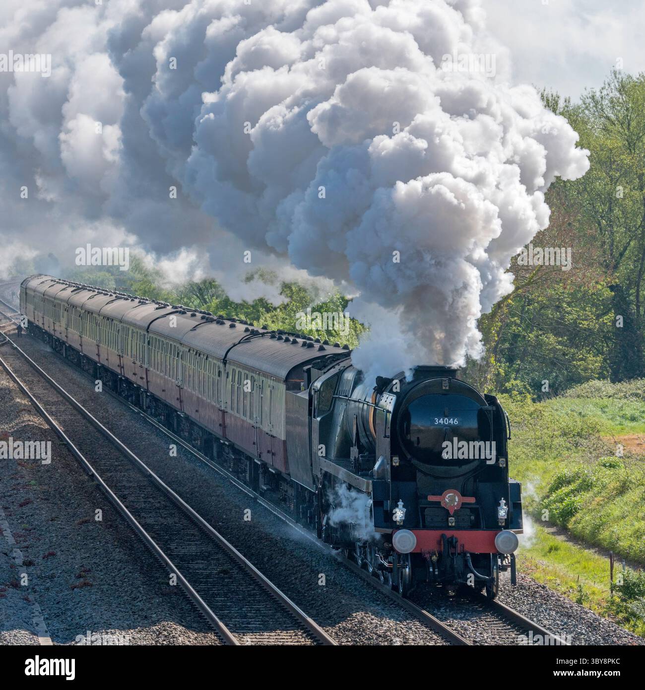 La West Country Class 34046 Braunton tirò l'English Riviera Express lungo la linea principale oltre Norton Fitzwarren nel maggio 2024 Foto Stock