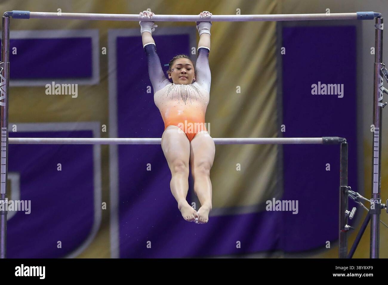 5 febbraio 2022: Sunisa Lee di Auburn segna un 10 perfetto sulla sua routine bar irregolare durante l'azione di ginnastica NCAA tra gli Auburn Tigers e i LSU Tigers al Pete Maravich Assembly Center di Baton Rouge, LOUISIANA. Jonathan Mailhes/CSM(immagine di credito: &Copy; Jonathan Mailhes/CSM tramite filo ZUMA) Foto Stock