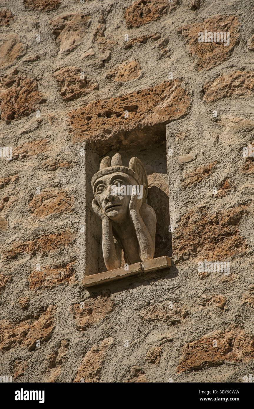 Primo piano del muro di pietra con statua in gargoyle in nicchia, presso lo splendido borgo medievale di Les Arcs-sur-Argens, vicino a Draguignan. Situato nella Provenza Foto Stock