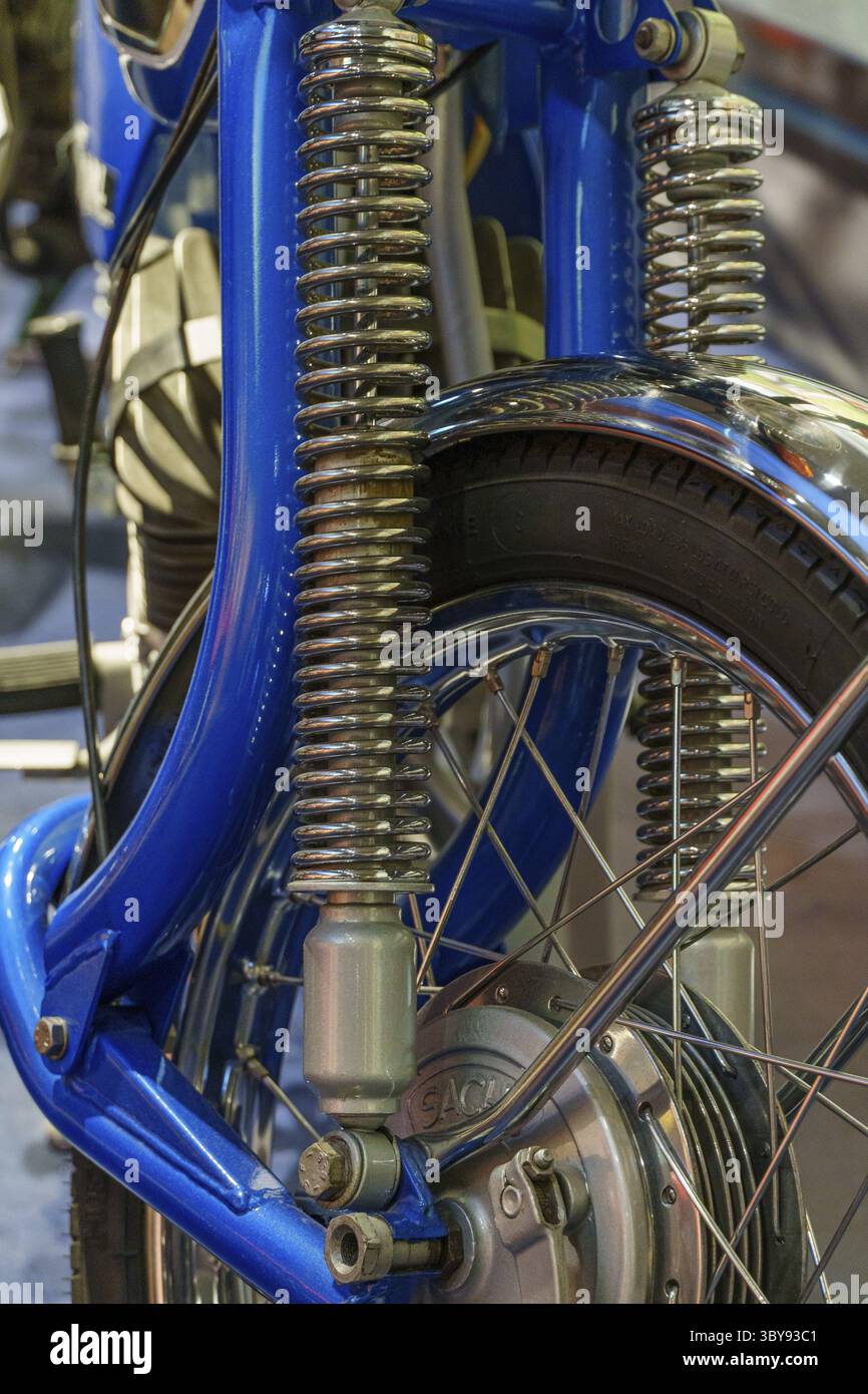 Moto retrò con ammortizzatori blu e forcella a sospensione lucida, Einbeck, Germania Foto Stock