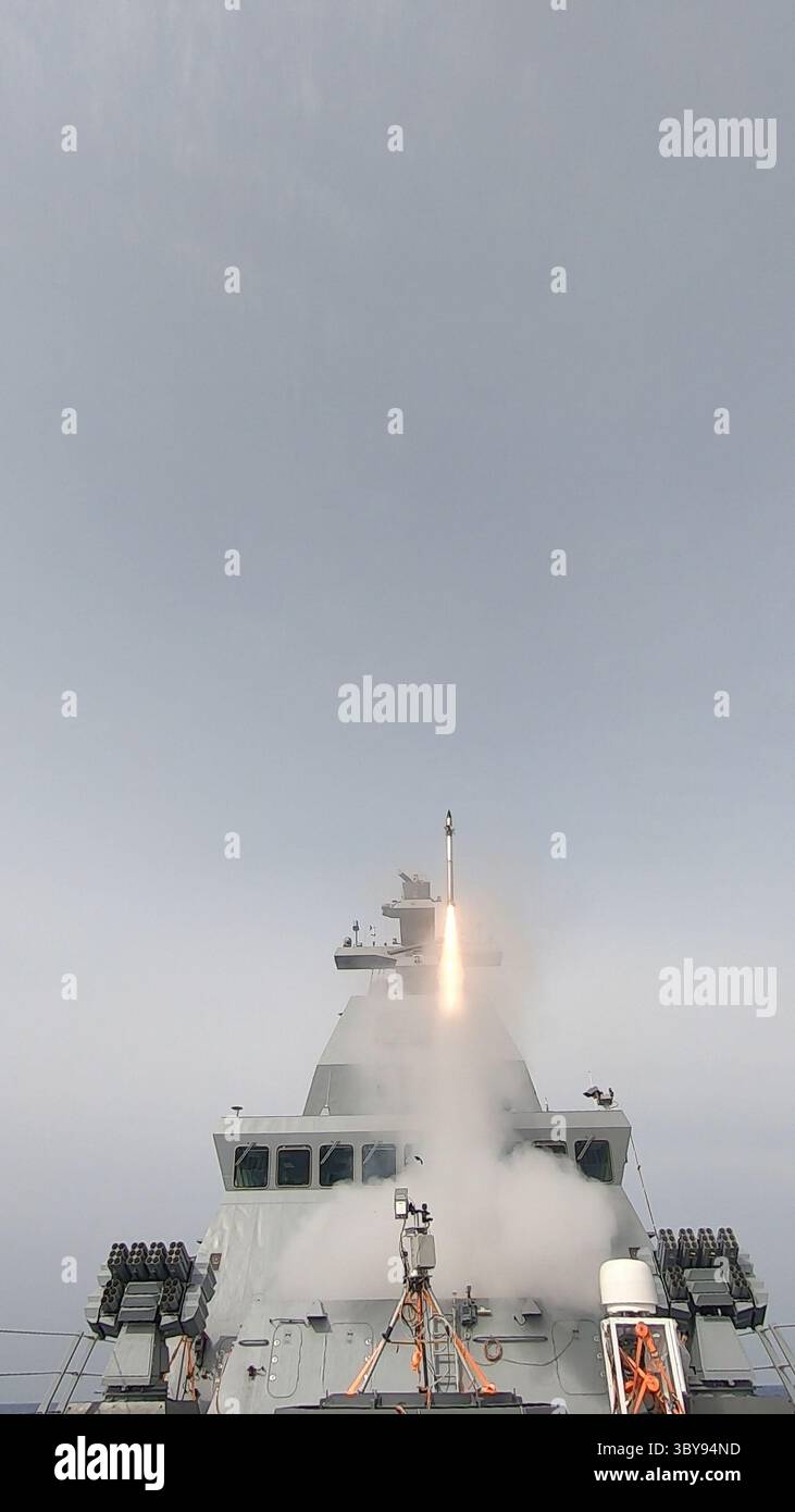 20 febbraio 2022, Israele: L'Israel Missile Defense Organization (IMDO) del Ministero della difesa israeliano, l'IDF e Rafael Advanced Defense Systems hanno completato con successo una serie di test di fuoco dal vivo del sistema C-Dome - una configurazione navale avanzata del sistema di difesa Iron Dome. La â˜C-Domeâ€™ è stata utilizzata per la prima volta a bordo della INS Magen, una corvetta Saar 6, contro molteplici minacce avanzate tra cui razzi, missili da crociera e UAV. (Credit Image: © Israel Ministry of Defense via ZUMA Press Wire) Foto Stock