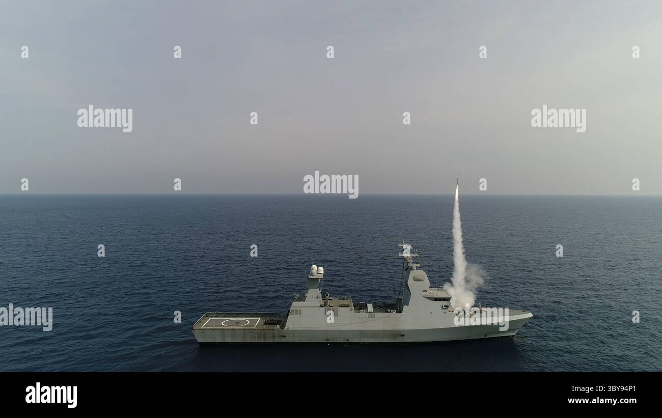 21 febbraio 2022, Israele: L'Israel Missile Defense Organization (IMDO) del Ministero della difesa israeliano, l'IDF e Rafael Advanced Defense Systems hanno completato con successo una serie di test di fuoco dal vivo del sistema C-Dome - una configurazione navale avanzata del sistema di difesa Iron Dome. La â˜C-Domeâ€™ è stata utilizzata per la prima volta a bordo della INS Magen, una corvetta Saar 6, contro molteplici minacce avanzate tra cui razzi, missili da crociera e UAV. (Credit Image: © Israel Ministry of Defense via ZUMA Press Wire) Foto Stock