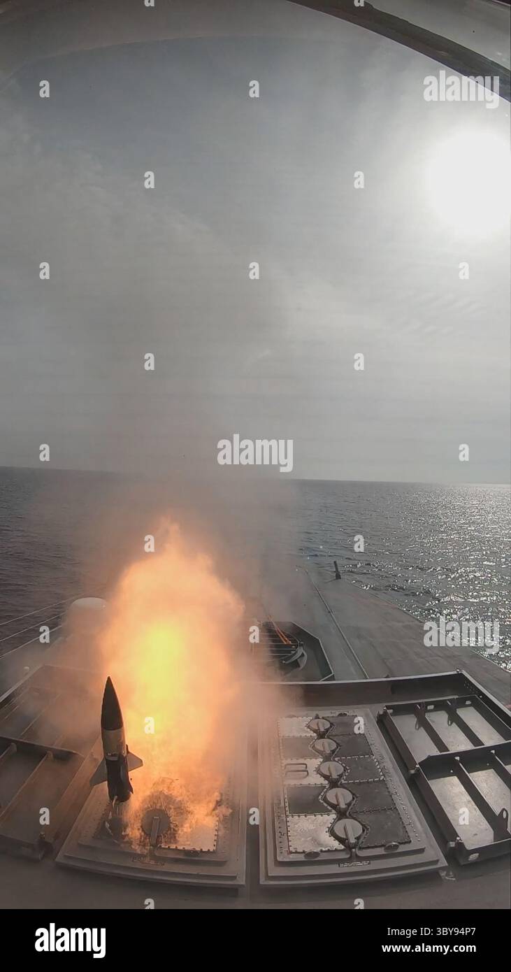 21 febbraio 2022, Israele: L'Israel Missile Defense Organization (IMDO) del Ministero della difesa israeliano, l'IDF e Rafael Advanced Defense Systems hanno completato con successo una serie di test di fuoco dal vivo del sistema C-Dome - una configurazione navale avanzata del sistema di difesa Iron Dome. La â˜C-Domeâ€™ è stata utilizzata per la prima volta a bordo della INS Magen, una corvetta Saar 6, contro molteplici minacce avanzate tra cui razzi, missili da crociera e UAV. (Credit Image: © Israel Ministry of Defense via ZUMA Press Wire) Foto Stock