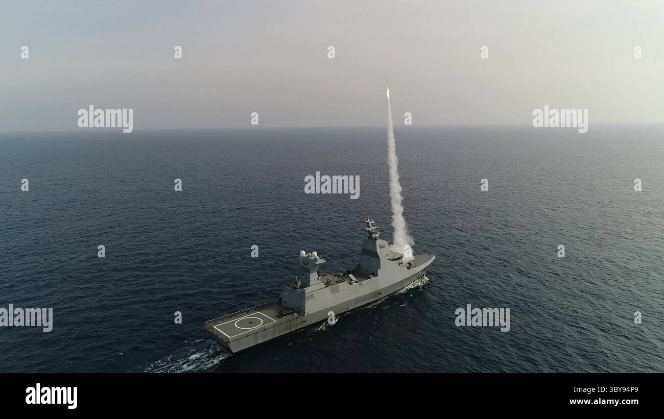 21 febbraio 2022, Israele: L'Israel Missile Defense Organization (IMDO) del Ministero della difesa israeliano, l'IDF e Rafael Advanced Defense Systems hanno completato con successo una serie di test di fuoco dal vivo del sistema C-Dome - una configurazione navale avanzata del sistema di difesa Iron Dome. La â˜C-Domeâ€™ è stata utilizzata per la prima volta a bordo della INS Magen, una corvetta Saar 6, contro molteplici minacce avanzate tra cui razzi, missili da crociera e UAV. (Credit Image: © Israel Ministry of Defense via ZUMA Press Wire) Foto Stock