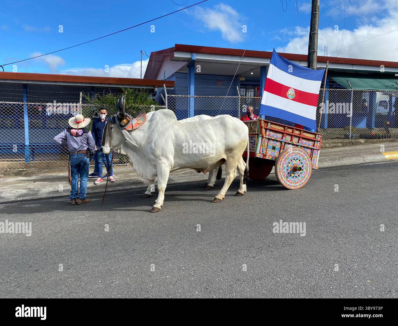 6 febbraio 2022: Con una gran bandera de Costa Rica desplegada, don VÃÂ­ctor SÃÂnchez se acercÃÂ³ a votar a la escuela JosÃÂ© MartÃÂ­ en San Isidro de Heredia. (Immagine di credito: © la Nacion via ZUMA Press) Foto Stock