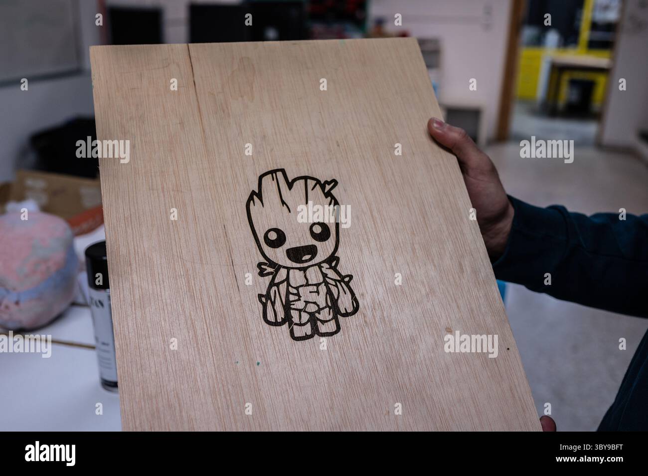 27 gennaio 2022, Saragozza, Aragona, Spagna: Baby Groot stampato in legno laser presso Zaragoza MakerSpace, un'associazione senza scopo di lucro che mira a fungere da piattaforma per apprendere e sviluppare progetti nel campo della tecnologia e ridurre il divario digitale (Credit Image: © Nano Calvo/VW Pics via ZUMA Press Wire) Foto Stock