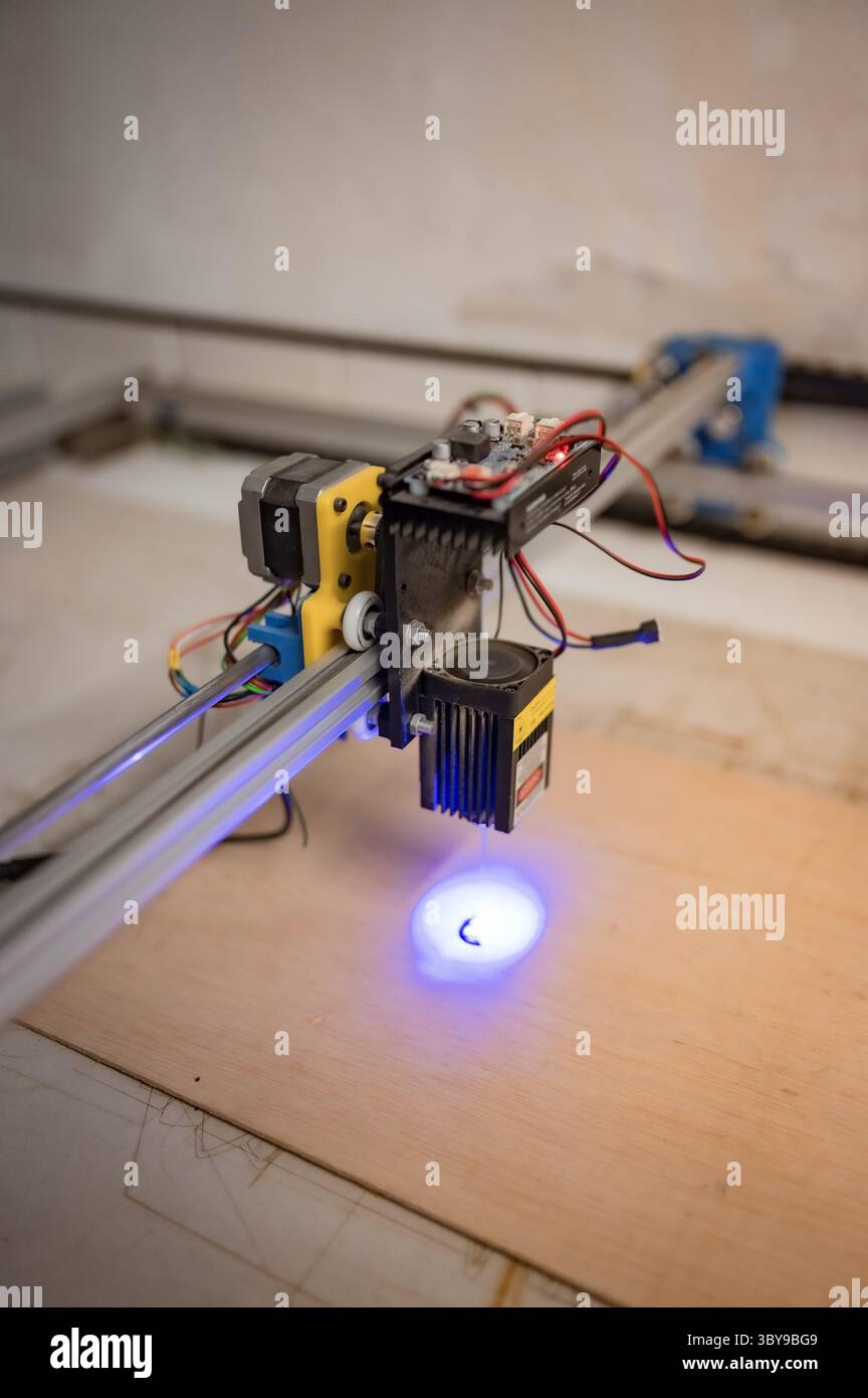 27 gennaio 2022, Saragozza, Aragona, Spagna: Stampante laser di legno presso Zaragoza MakerSpace, un'associazione senza scopo di lucro che mira a servire come piattaforma per apprendere e sviluppare progetti nel campo della tecnologia e ridurre il divario digitale. (Immagine di credito: © Nano Calvo/VW Pics via ZUMA Press Wire) Foto Stock