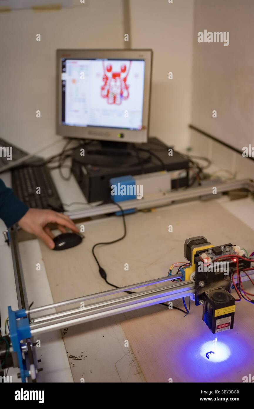 27 gennaio 2022, Saragozza, Aragona, Spagna: Stampante laser di legno presso Zaragoza MakerSpace, un'associazione senza scopo di lucro che mira a servire come piattaforma per apprendere e sviluppare progetti nel campo della tecnologia e ridurre il divario digitale. (Immagine di credito: © Nano Calvo/VW Pics via ZUMA Press Wire) Foto Stock