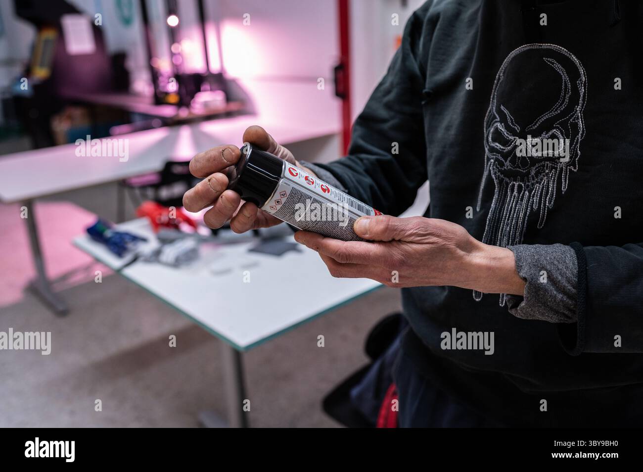 27 gennaio 2022, Saragozza, Aragona, Spagna: Verniciatura a spruzzo su legno laser stampato Baby Groot presso Zaragoza MakerSpace, un'associazione senza scopo di lucro che mira a fungere da piattaforma per apprendere e sviluppare progetti nel campo della tecnologia e ridurre il divario digitale (Credit Image: © Nano Calvo/VW Pics via ZUMA Press Wire) Foto Stock