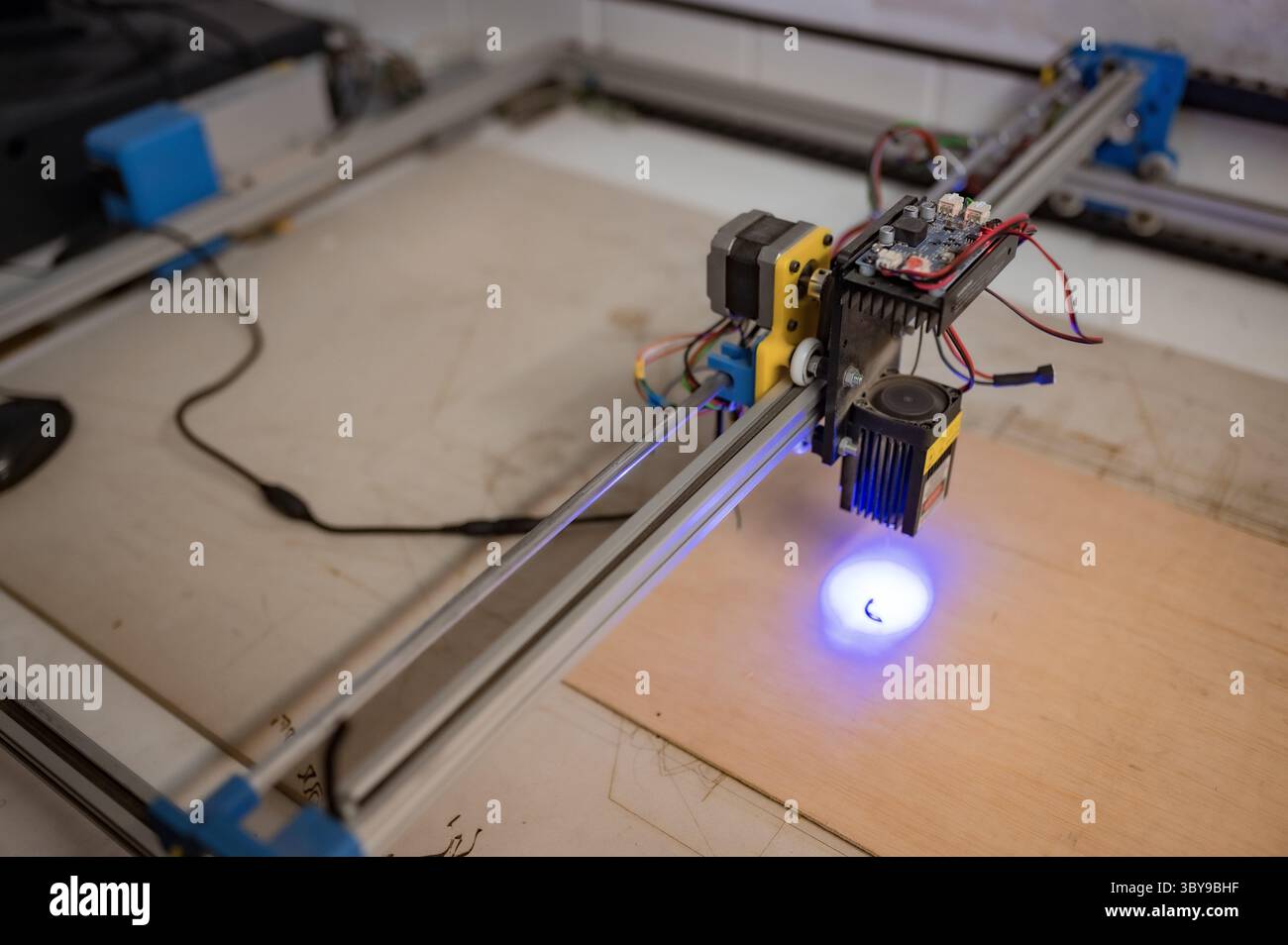 27 gennaio 2022, Saragozza, Aragona, Spagna: Stampante laser di legno presso Zaragoza MakerSpace, un'associazione senza scopo di lucro che mira a servire come piattaforma per apprendere e sviluppare progetti nel campo della tecnologia e ridurre il divario digitale. (Immagine di credito: © Nano Calvo/VW Pics via ZUMA Press Wire) Foto Stock