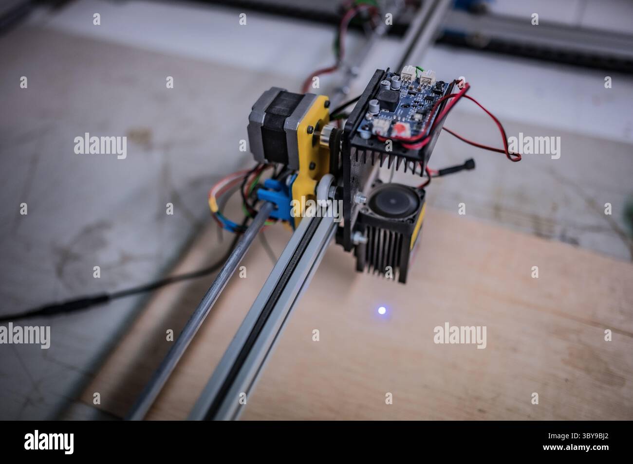 27 gennaio 2022, Saragozza, Aragona, Spagna: Stampante laser di legno presso Zaragoza MakerSpace, un'associazione senza scopo di lucro che mira a servire come piattaforma per apprendere e sviluppare progetti nel campo della tecnologia e ridurre il divario digitale. (Immagine di credito: © Nano Calvo/VW Pics via ZUMA Press Wire) Foto Stock