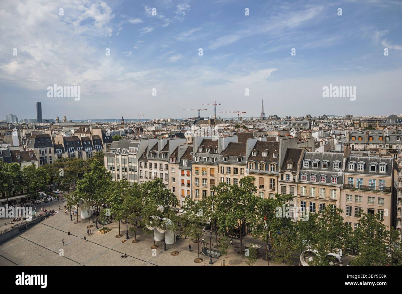 Edifici in piazza e Torre Eiffel all'orizzonte visti dal Centro Georges Pompidou di Parigi. Conosciuta come la città della luce, è una delle città più importanti Foto Stock