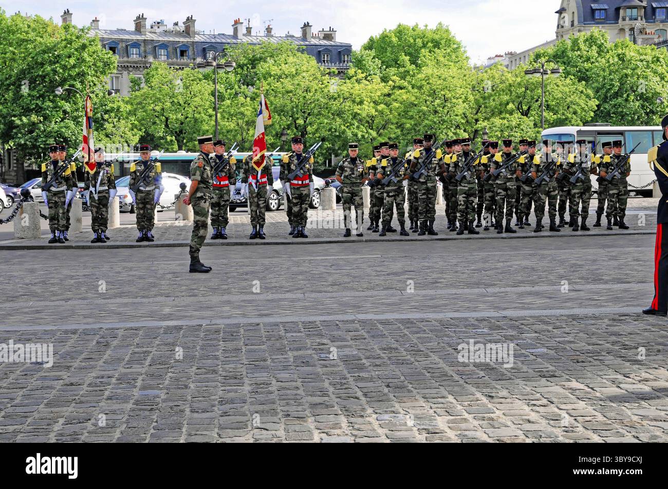 Fila di soldati in uniforme su una piazza di fronte agli alberi verdi, Parigi, Francia Foto Stock