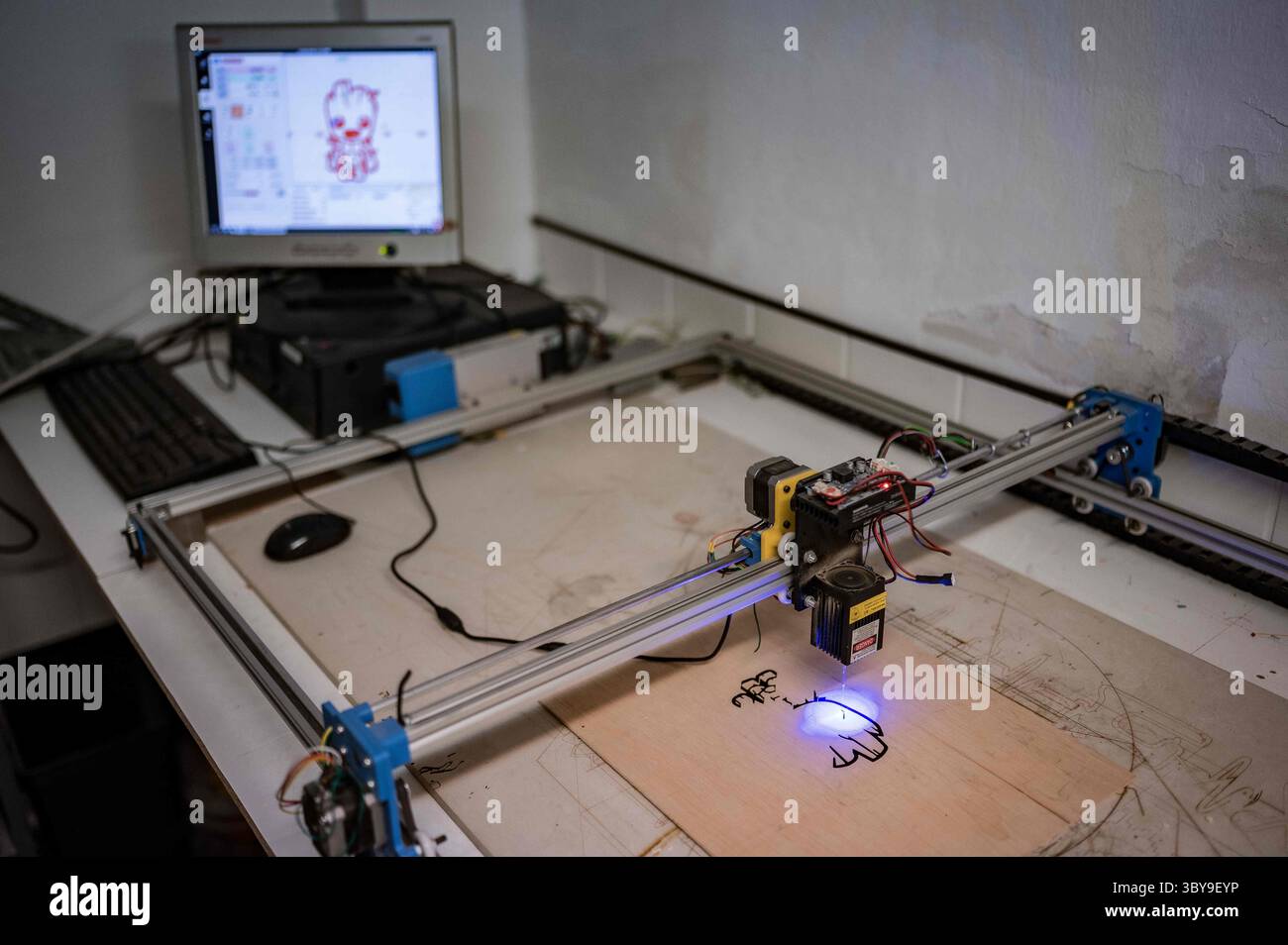 27 gennaio 2022, Saragozza, Aragona, Spagna: Stampante laser di legno presso Zaragoza MakerSpace, un'associazione senza scopo di lucro che mira a servire come piattaforma per apprendere e sviluppare progetti nel campo della tecnologia e ridurre il divario digitale. (Immagine di credito: © Nano Calvo/VW Pics via ZUMA Press Wire) Foto Stock