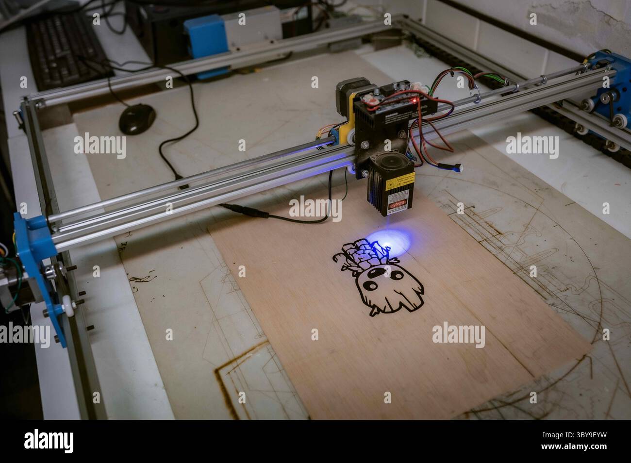 27 gennaio 2022, Saragozza, Aragona, Spagna: Stampante laser di legno presso Zaragoza MakerSpace, un'associazione senza scopo di lucro che mira a servire come piattaforma per apprendere e sviluppare progetti nel campo della tecnologia e ridurre il divario digitale. (Immagine di credito: © Nano Calvo/VW Pics via ZUMA Press Wire) Foto Stock