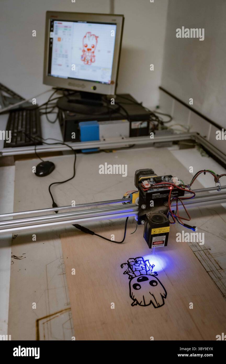 27 gennaio 2022, Saragozza, Aragona, Spagna: Stampante laser di legno presso Zaragoza MakerSpace, un'associazione senza scopo di lucro che mira a servire come piattaforma per apprendere e sviluppare progetti nel campo della tecnologia e ridurre il divario digitale. (Immagine di credito: © Nano Calvo/VW Pics via ZUMA Press Wire) Foto Stock