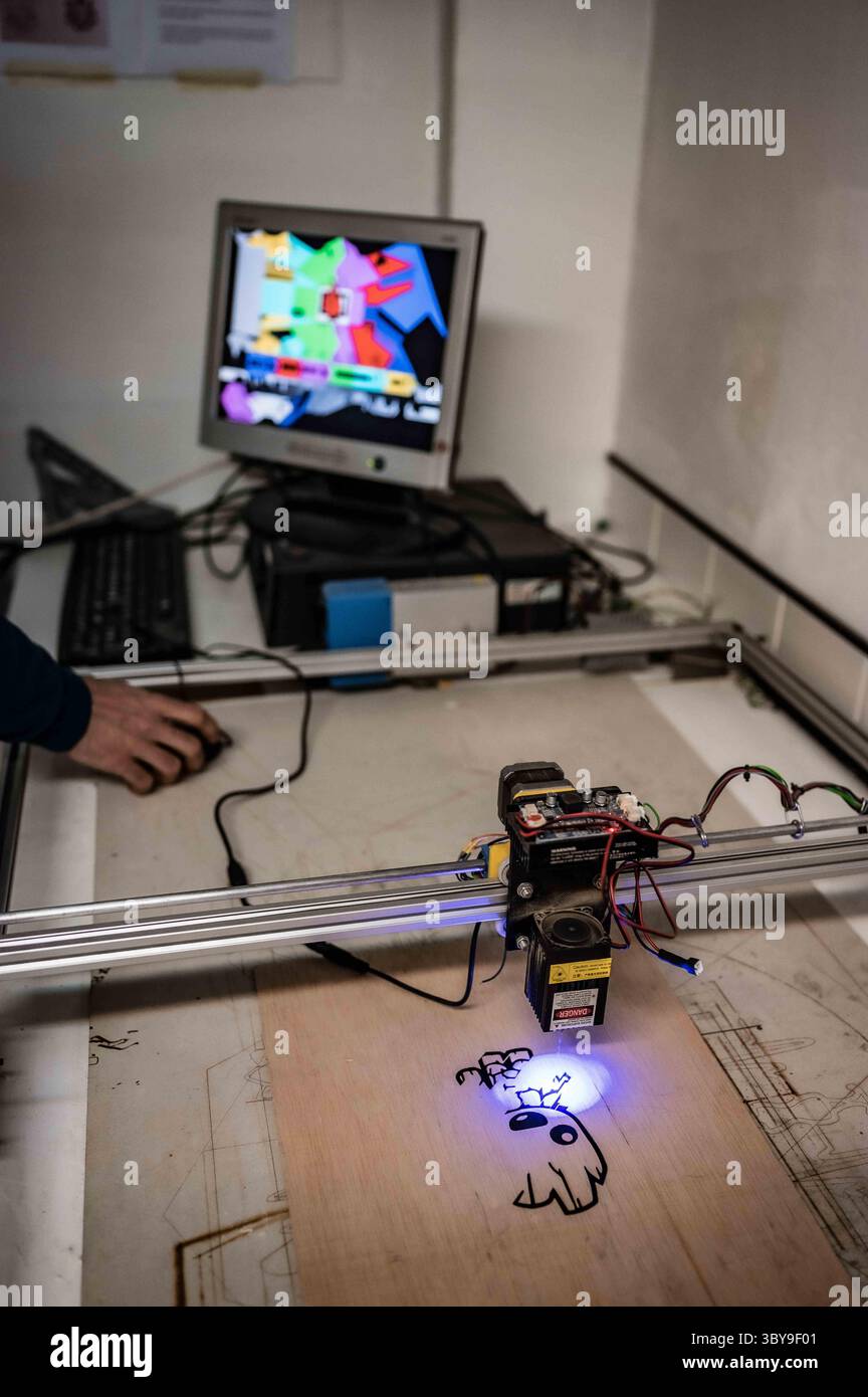 27 gennaio 2022, Saragozza, Aragona, Spagna: Stampante laser di legno presso Zaragoza MakerSpace, un'associazione senza scopo di lucro che mira a servire come piattaforma per apprendere e sviluppare progetti nel campo della tecnologia e ridurre il divario digitale. (Immagine di credito: © Nano Calvo/VW Pics via ZUMA Press Wire) Foto Stock