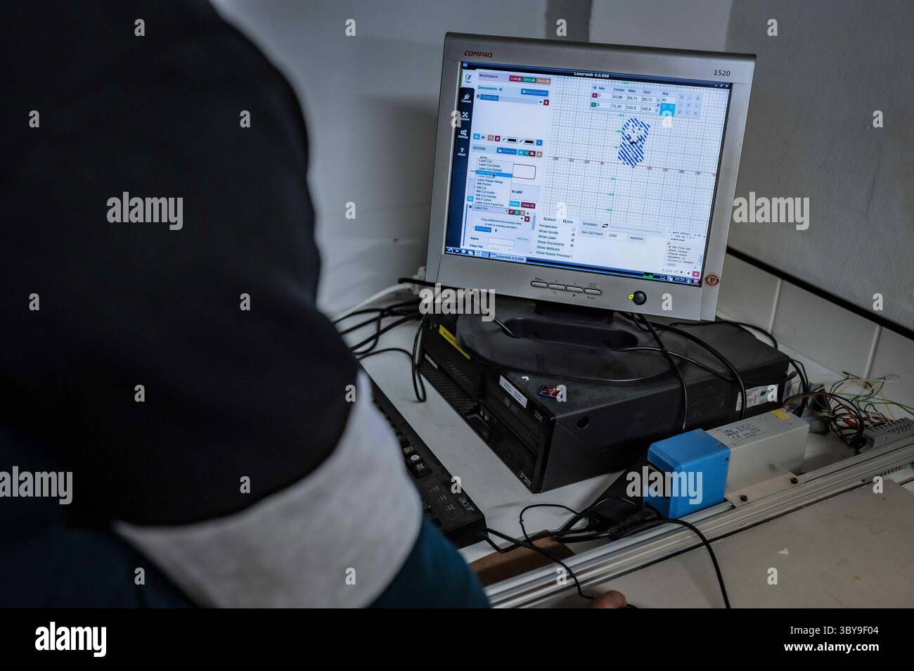 27 gennaio 2022, Saragozza, Aragona, Spagna: Stampante laser di legno presso Zaragoza MakerSpace, un'associazione senza scopo di lucro che mira a servire come piattaforma per apprendere e sviluppare progetti nel campo della tecnologia e ridurre il divario digitale. (Immagine di credito: © Nano Calvo/VW Pics via ZUMA Press Wire) Foto Stock